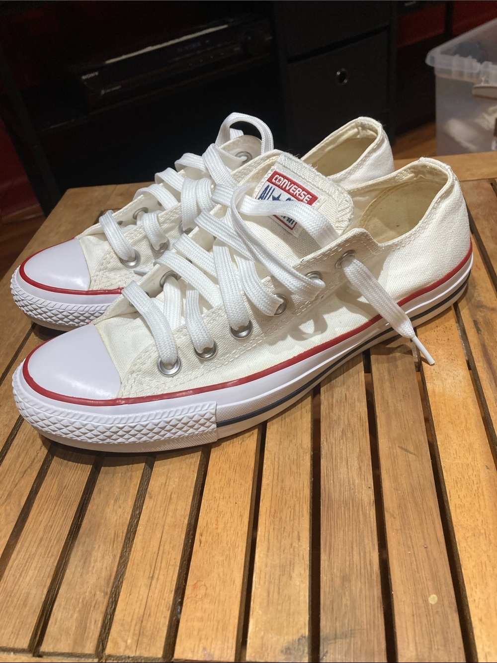 Converse Chuck Taylor Low Top Women’s 7.5 Men’s 5.5 White Classic Red